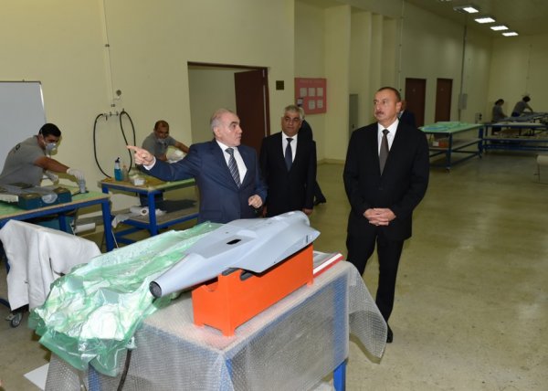 Prezident “Zərbə” pilotsuz uçuş aparatlarının təqdimatında - FOTO Prezident “Zərbə” pilotsuz uçuş aparatlarının təqdimatında - FOTO