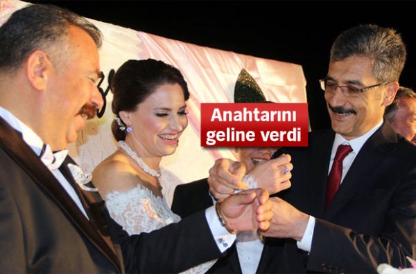 Polis rəisi prokuroru toyunda qandalladı - FOTO Polis rəisi prokuroru toyunda qandalladı - FOTO