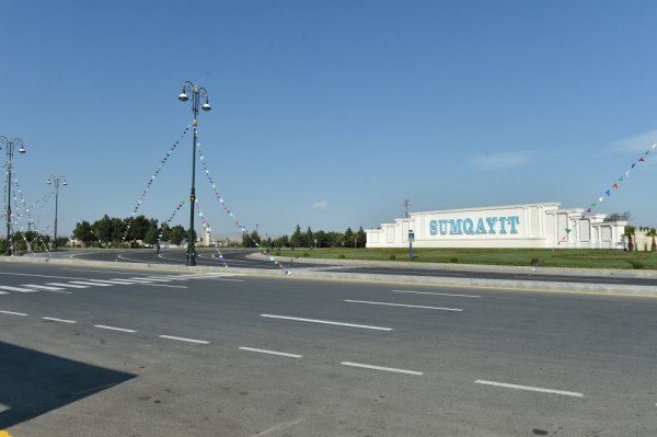 Prezident Sumqayıt şəhərinə əsas giriş yolunda - Sülh küçəsində əsaslı təmir və yenidənqurmadan sonra yaradılan şəraitlə tanış olub - FOTO