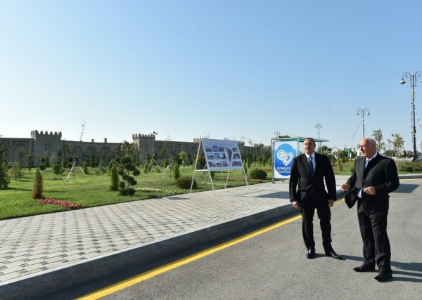 Prezident Sumqayıt şəhərinə əsas giriş yolunda - Sülh küçəsində əsaslı təmir və yenidənqurmadan sonra yaradılan şəraitlə tanış olub - FOTO