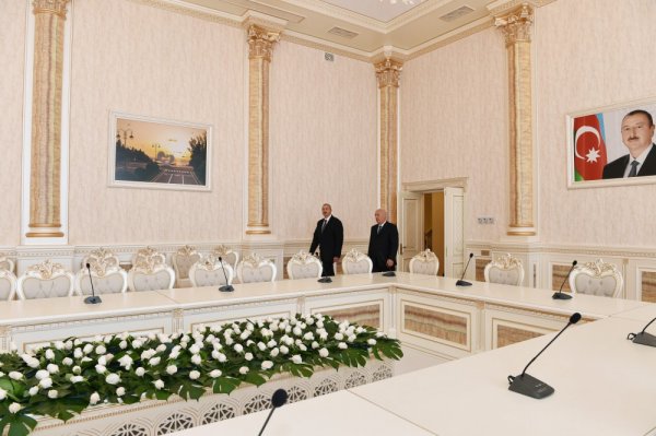 Prezident Sumqayıt Dövlət Dram Teatrının binasında yaradılan şəraitlə tanış olub -FOTO