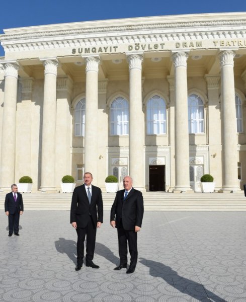 Prezident Sumqayıt Dövlət Dram Teatrının binasında yaradılan şəraitlə tanış olub -FOTO