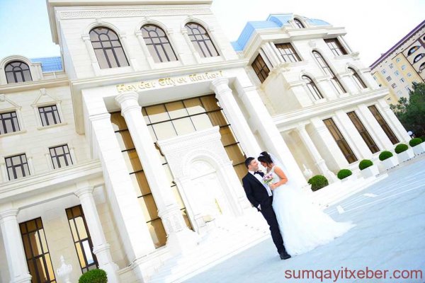 Sumqayıtda yeni ailə quran gənclər Heydər Əliyev Mərkəzinin önündə – FOTOSESSİYA