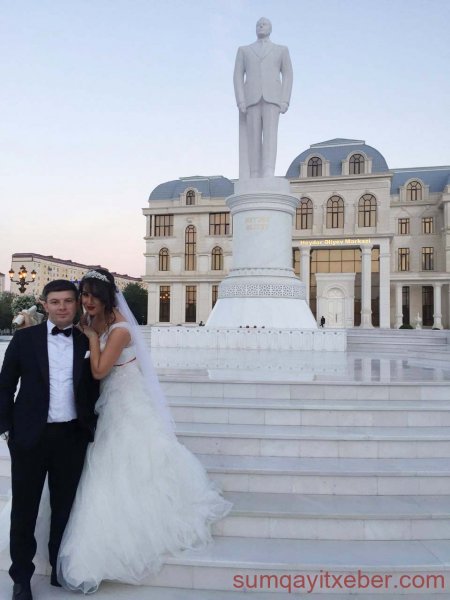 Sumqayıtda yeni ailə quran gənclər Heydər Əliyev Mərkəzinin önündə – FOTOSESSİYA