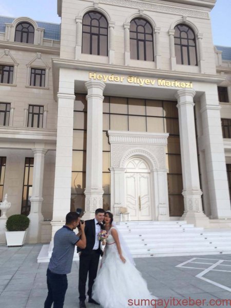 Sumqayıtda yeni ailə quran gənclər Heydər Əliyev Mərkəzinin önündə – FOTOSESSİYA