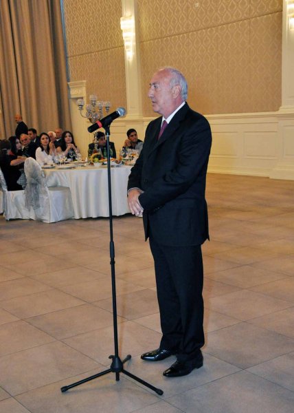 Zakir Fərəcov müəllimləri mükafatlandırdı – FOTOLAR