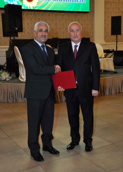 Zakir Fərəcov müəllimləri mükafatlandırdı – FOTOLAR