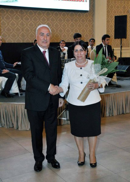 Zakir Fərəcov müəllimləri mükafatlandırdı – FOTOLAR