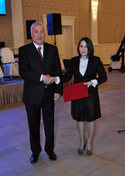 Zakir Fərəcov müəllimləri mükafatlandırdı – FOTOLAR