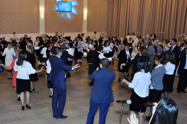 Zakir Fərəcov müəllimləri mükafatlandırdı – FOTOLAR
