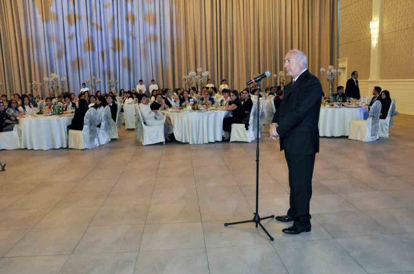 Zakir Fərəcov müəllimləri mükafatlandırdı – FOTOLAR
