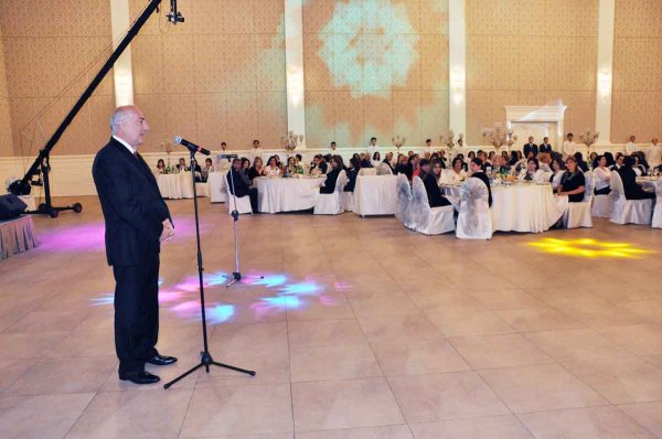 Zakir Fərəcov müəllimləri mükafatlandırdı – FOTOLAR