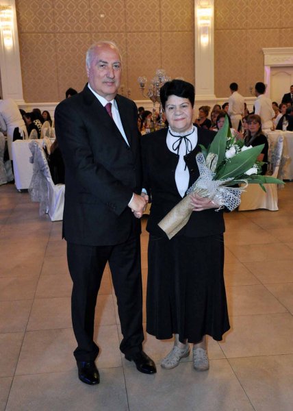 Zakir Fərəcov müəllimləri mükafatlandırdı – FOTOLAR