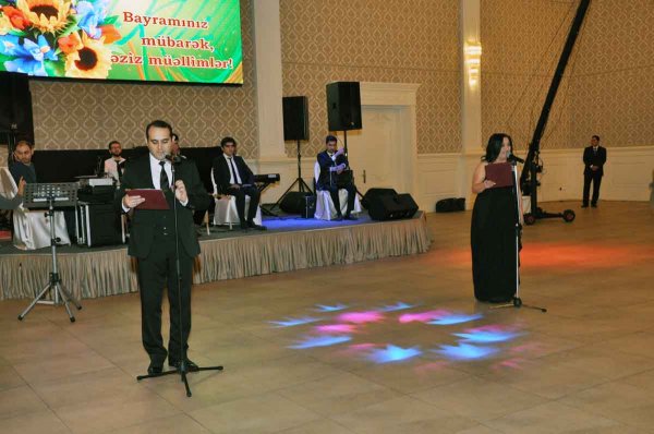 Zakir Fərəcov müəllimləri mükafatlandırdı – FOTOLAR