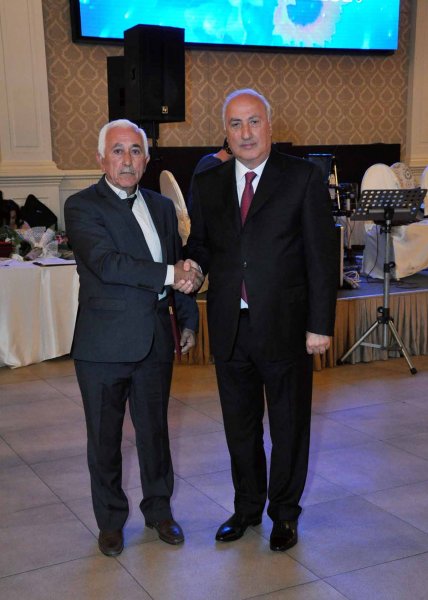 Zakir Fərəcov müəllimləri mükafatlandırdı – FOTOLAR