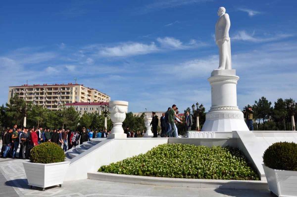 Sumqayıtda çağırışçı gənclər hərbi hissələrə yola salınıblar – FOTOLAR Sumqayıtda çağırışçı gənclər hərbi hissələrə yola salınıblar – FOTOLAR