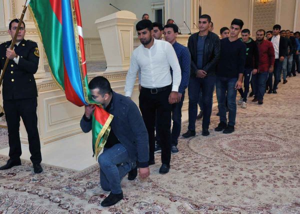 Sumqayıtda çağırışçı gənclər hərbi hissələrə yola salınıblar – FOTOLAR Sumqayıtda çağırışçı gənclər hərbi hissələrə yola salınıblar – FOTOLAR