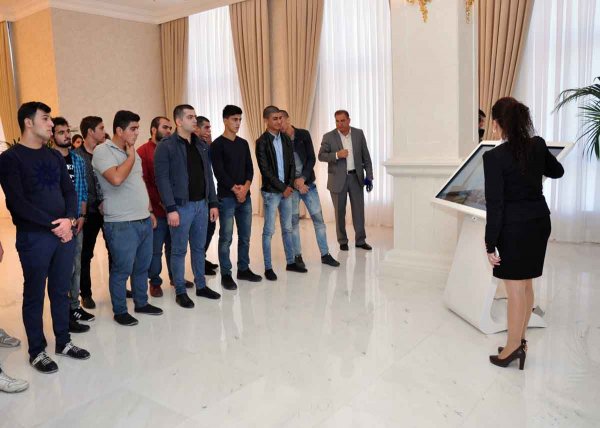 Sumqayıtda çağırışçı gənclər hərbi hissələrə yola salınıblar – FOTOLAR Sumqayıtda çağırışçı gənclər hərbi hissələrə yola salınıblar – FOTOLAR