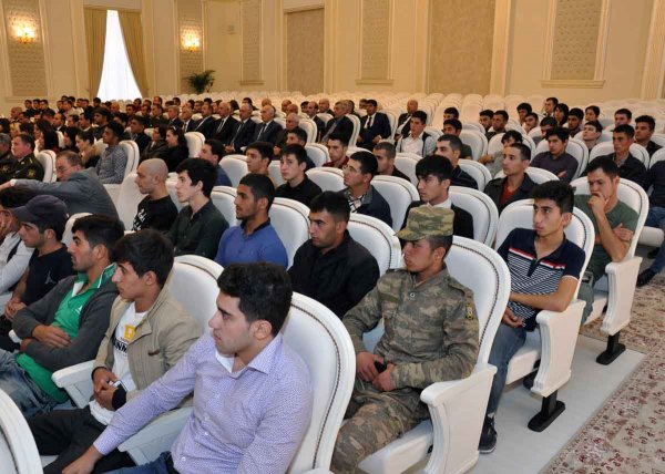 Sumqayıtda çağırışçı gənclər hərbi hissələrə yola salınıblar – FOTOLAR Sumqayıtda çağırışçı gənclər hərbi hissələrə yola salınıblar – FOTOLAR