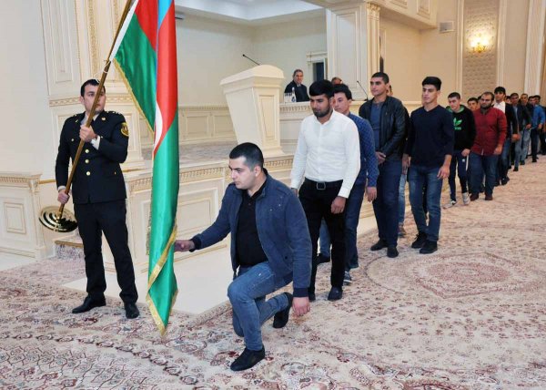 Sumqayıtda çağırışçı gənclər hərbi hissələrə yola salınıblar – FOTOLAR Sumqayıtda çağırışçı gənclər hərbi hissələrə yola salınıblar – FOTOLAR
