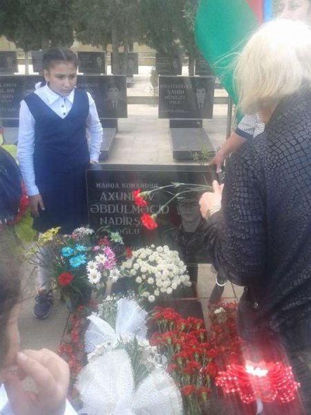 Sumqayıt məktəbliləri aprel şəhidinin xatirəsini yad etdi - FOTO