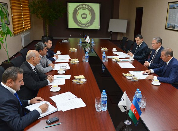Sumqayıt icra başçısının müavini klub rəsmisi oldu - FOTO