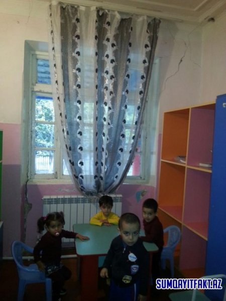 Sumqayıtda uçmaq təhlükəsi olan bağçadan Zakir Fərəcova MÜRACİƏT - FOTO