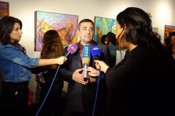 Tanınmış sumqayıtlı rəssamın fərdi sərgisi açılıb - FOTOLAR Tanınmış sumqayıtlı rəssamın fərdi sərgisi açılıb - FOTOLAR