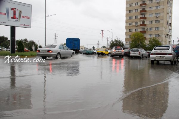 Sumqayıtda bir neçə avtomobil yolu yağış suları altında qalıb - FOTOLAR