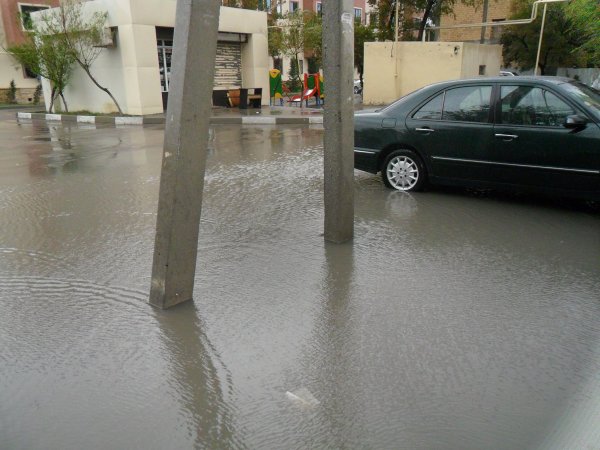 Sumqayıtda bir neçə avtomobil yolu yağış suları altında qalıb - FOTOLAR