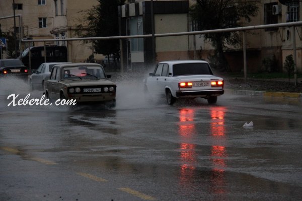Sumqayıtda bir neçə avtomobil yolu yağış suları altında qalıb - FOTOLAR