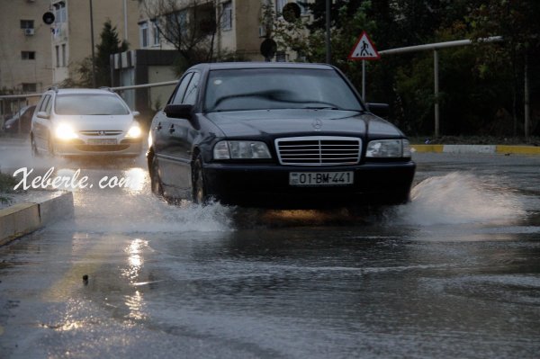 Sumqayıtda bir neçə avtomobil yolu yağış suları altında qalıb - FOTOLAR
