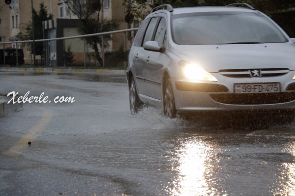 Sumqayıtda bir neçə avtomobil yolu yağış suları altında qalıb - FOTOLAR