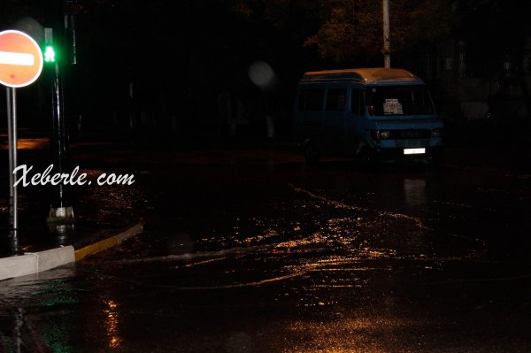 Sumqayıtda bir neçə avtomobil yolu yağış suları altında qalıb - FOTOLAR