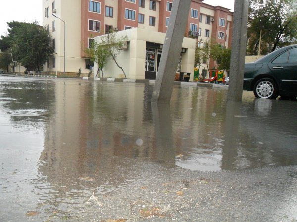 Sumqayıtda bir neçə avtomobil yolu yağış suları altında qalıb - FOTOLAR