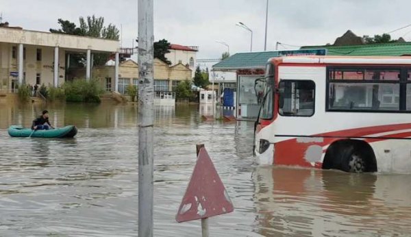 Azərbaycanlı gənc rezin qayıqla şəhərdə gəzdi - FOTO