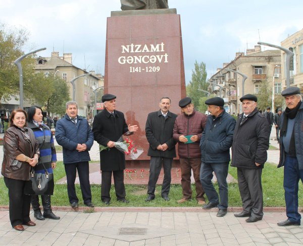 Sumqayıtlı yazarlar Nizami Gəncəvinin xatirəsini yad ediblər - FOTOLAR Sumqayıtlı yazarlar Nizami Gəncəvinin xatirəsini yad ediblər - FOTOLAR