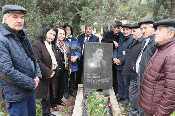 Sumqayıtlı yazarlar Nizami Gəncəvinin xatirəsini yad ediblər - FOTOLAR Sumqayıtlı yazarlar Nizami Gəncəvinin xatirəsini yad ediblər - FOTOLAR