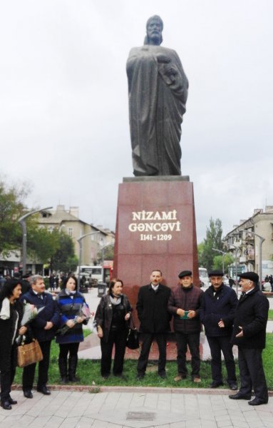 Sumqayıtlı yazarlar Nizami Gəncəvinin xatirəsini yad ediblər - FOTOLAR Sumqayıtlı yazarlar Nizami Gəncəvinin xatirəsini yad ediblər - FOTOLAR
