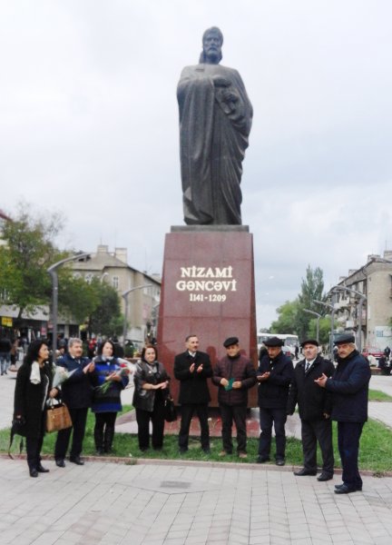 Sumqayıtlı yazarlar Nizami Gəncəvinin xatirəsini yad ediblər - FOTOLAR Sumqayıtlı yazarlar Nizami Gəncəvinin xatirəsini yad ediblər - FOTOLAR