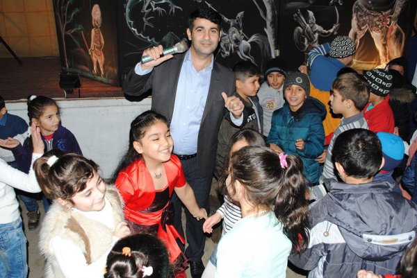 Sumqayıtda Bayraq günü münasibətilə tədbir - Uşaqlara kukla teatrı nümayiş etdirilib (FOTO)