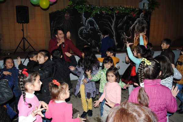 Sumqayıtda Bayraq günü münasibətilə tədbir - Uşaqlara kukla teatrı nümayiş etdirilib (FOTO)
