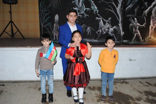 Sumqayıtda Bayraq günü münasibətilə tədbir - Uşaqlara kukla teatrı nümayiş etdirilib (FOTO)