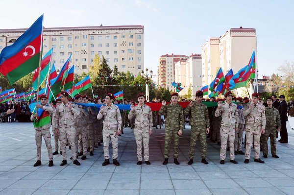 Sumqayıtda Bayraq yürüşü - Sakinlər şəhərin 3 müxtəlif yerindən Bayraq meydanına axışıblar - VİDEO + FOTO