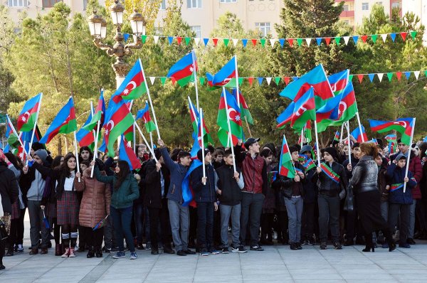 Sumqayıtda Bayraq yürüşü - Sakinlər şəhərin 3 müxtəlif yerindən Bayraq meydanına axışıblar - VİDEO + FOTO