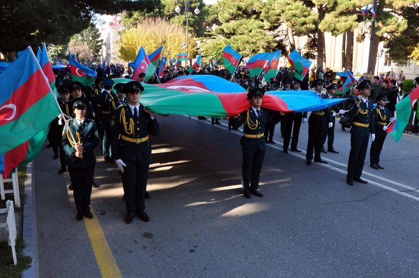 Sumqayıtda Bayraq yürüşü - Sakinlər şəhərin 3 müxtəlif yerindən Bayraq meydanına axışıblar - VİDEO + FOTO