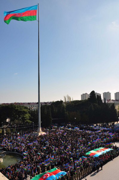 Sumqayıtda Bayraq yürüşü - Sakinlər şəhərin 3 müxtəlif yerindən Bayraq meydanına axışıblar - VİDEO + FOTO