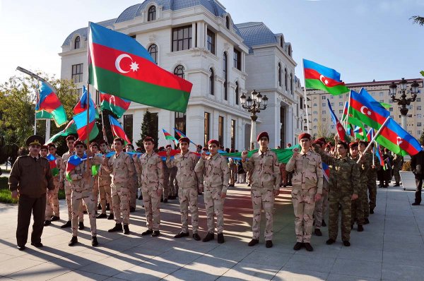 Sumqayıtda Bayraq yürüşü - Sakinlər şəhərin 3 müxtəlif yerindən Bayraq meydanına axışıblar - VİDEO + FOTO