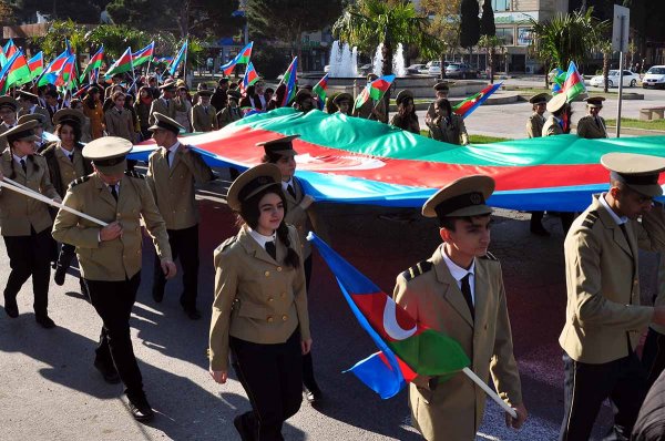 Sumqayıtda Bayraq yürüşü - Sakinlər şəhərin 3 müxtəlif yerindən Bayraq meydanına axışıblar - VİDEO + FOTO