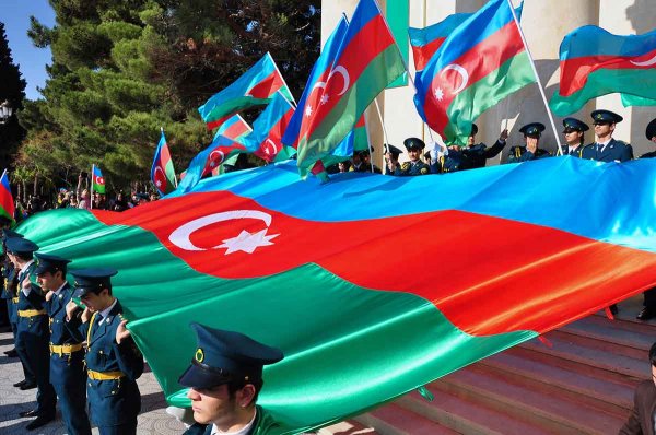 Sumqayıtda Bayraq yürüşü - Sakinlər şəhərin 3 müxtəlif yerindən Bayraq meydanına axışıblar - VİDEO + FOTO